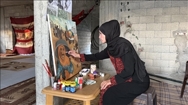 Filistinli kadın ressam, Gazze'deki İsrail zulmünü fırçasıyla dünyaya duyurmaya çalışıyor