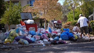 İzmir Karşıyaka'da toplanmayan çöpler tepkiye neden oluyor