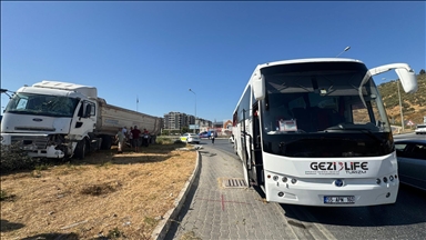 Aydın'da kamyonun çarptığı gezi otobüsündeki 6 kişi yaralandı