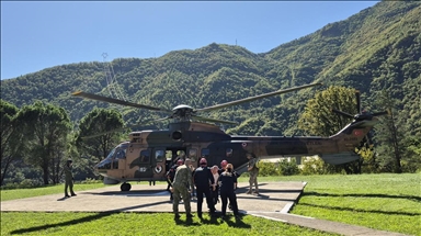 Artvin'de sel ve heyelan nedeniyle Camili'de mahsur kalan turistler helikopterlerle tahliye edildi