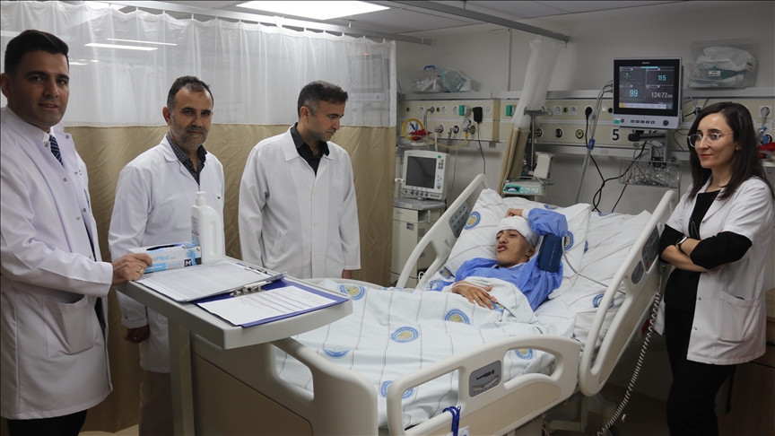 Diyarbakır'da hareket zorluğu ve titreme sorunu yaşayan genç kıza "beyin pili" umut oldu