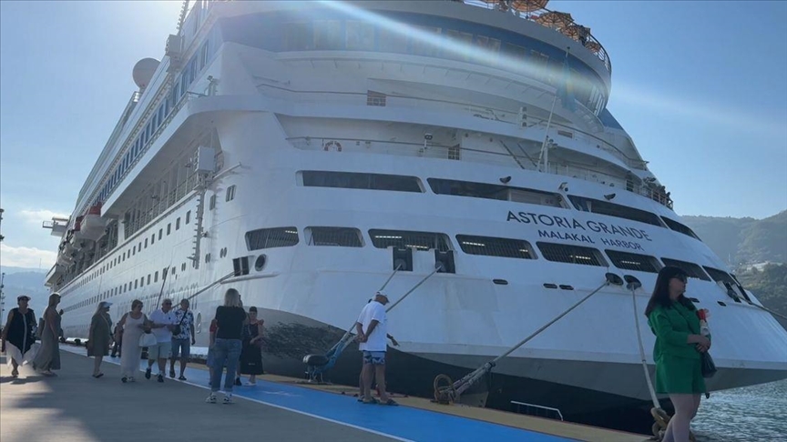 Круизный лайнер «Astoria Grande» пришвартовался в порту турецкой Амасры
