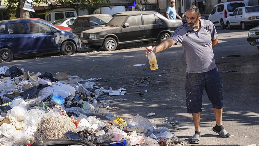 İzmir'de esnaftan toplanmayan çöplere karşı mazotla haşere önlemi