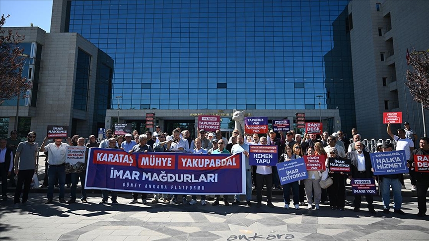 İmar sorunlarının çözümünü isteyen mahalle sakinleri ABB önünde eylem yaptı