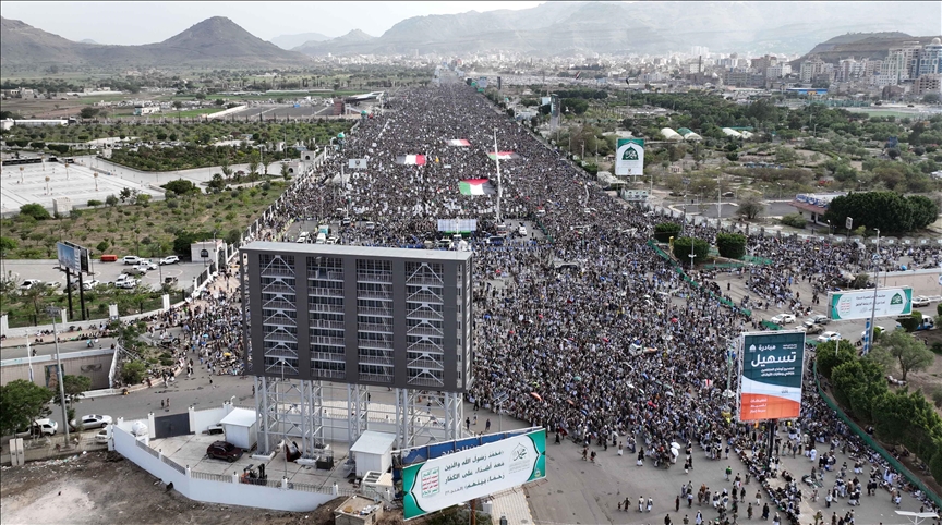 آلاف اليمنيين يتظاهرون بجامعة صنعاء رفضا للإبادة الإسرائيلية في غزة