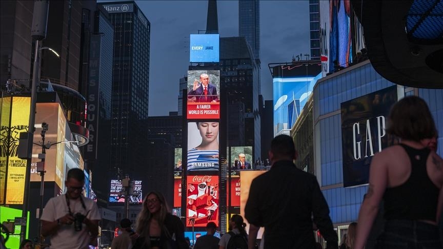 Motto terkenal Presiden Turkiye dipajang di pusat New York