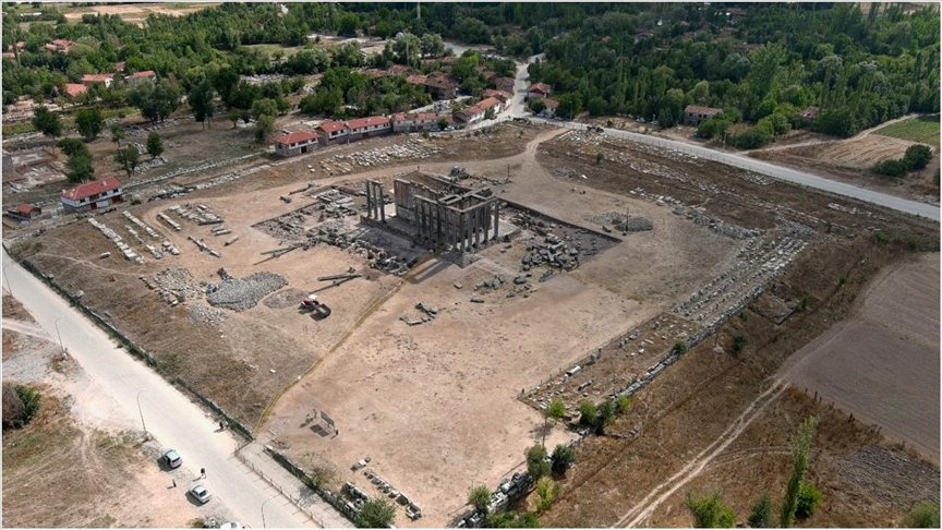 "Aizanoi"nin restorasyonunda kullanılacak mimari kalıntılar gün yüzüne çıkarılıyor