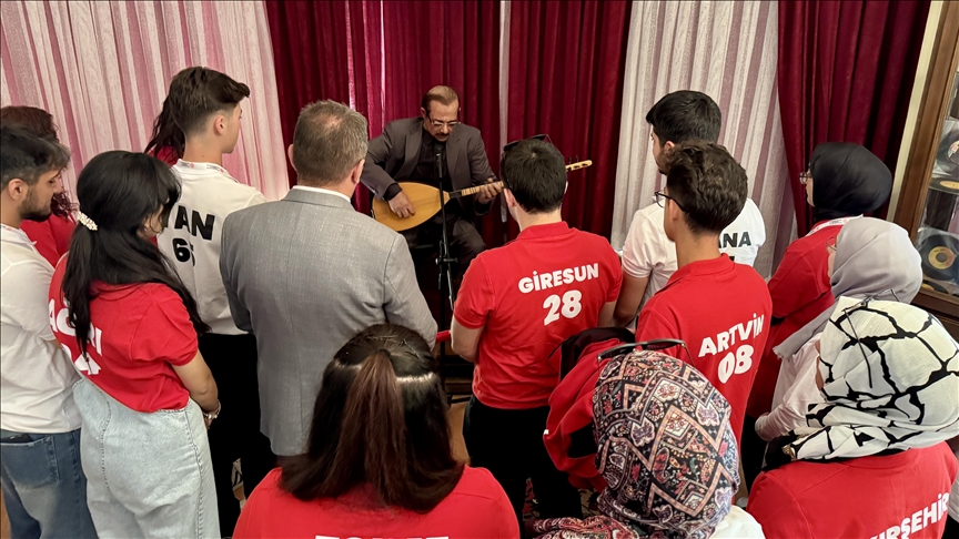 Genç Ahiler "Bozkırın Tezenesi" Neşet Ertaş'ı unutmadı