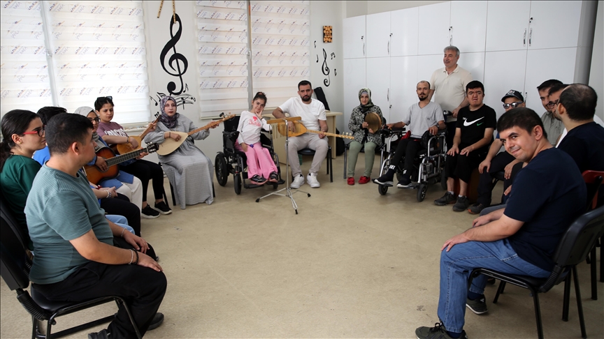 "UNESCO Müzik Şehri" Şanlıurfa'da engelliler ve özel gereksinimli bireyler enstrüman çalmayı öğreniyor