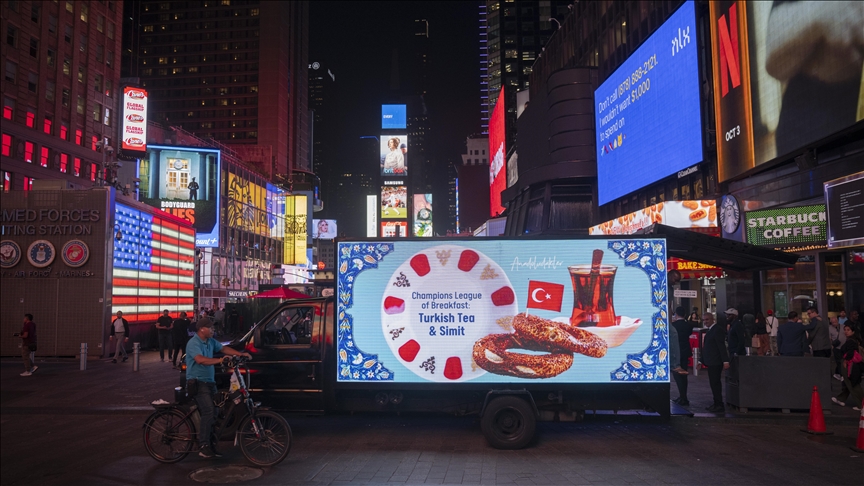 Türk simidi ve çayı, "Anadoludakiler" projesiyle Times Meydanı'na taşındı