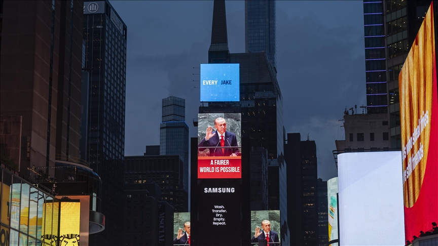 Слова президента Эрдогана «Более справедливый мир возможен» появились на экранах Нью-Йорка