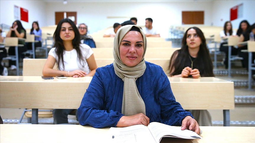 İlkokul, ortaokul ve liseyi açıktan tamamlayıp 44 yaşında üniversiteli oldu