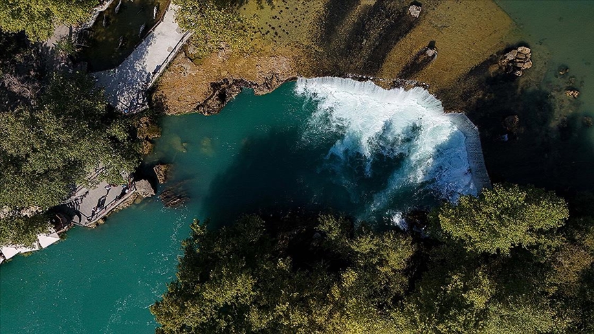 Manavgat Şelalesi doğal güzelliğiyle dikkati çekiyor