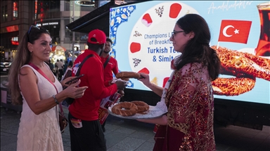 Shija e Anadollit: Simit turk dhe çaj i shërbyer në "Times Square" të New Yorkut