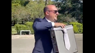 Shqipëri, deputeti i opozitës ironizon me "një kompjuter me kravatë dhe bateri" ministren virtuale Diella