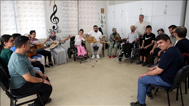 "UNESCO Müzik Şehri" Şanlıurfa'da engelliler ve özel gereksinimli bireyler enstrüman çalmayı öğreniyor