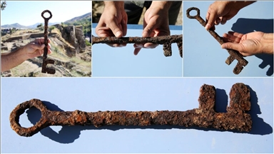 Bitlis Kalesi'ndeki kazılarda ana giriş kapısına ait olduğu değerlendirilen anahtar bulundu