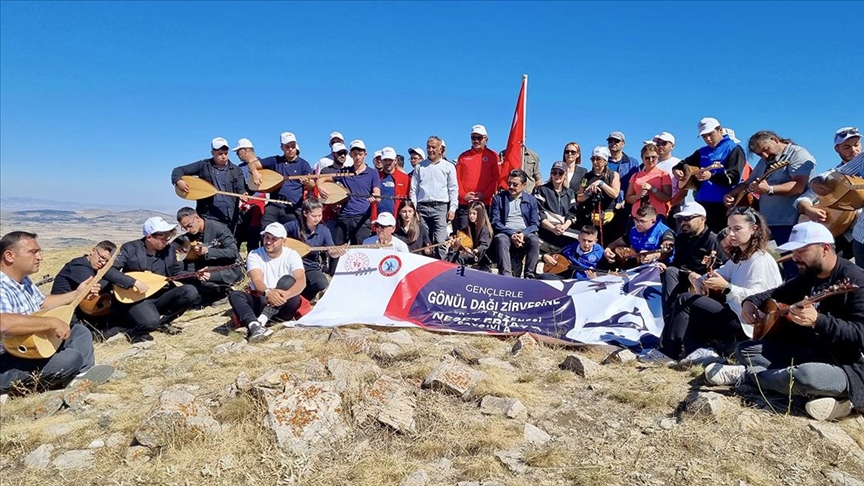 Halk ozanı Neşet Ertaş, 40 saz eşliğinde 1840 rakımlı Gönül Dağı'nda anıldı