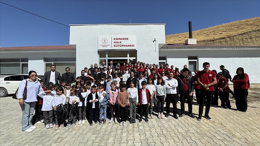 İran sınırındaki beldede açılan kütüphane 15 bin kitapla öğrencilere hizmet veriyor