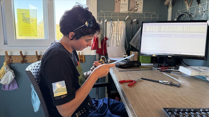 Alman kuş bilimci Iğdır'ın kuş çeşitliliğine halkalamayla katkı sağlıyor