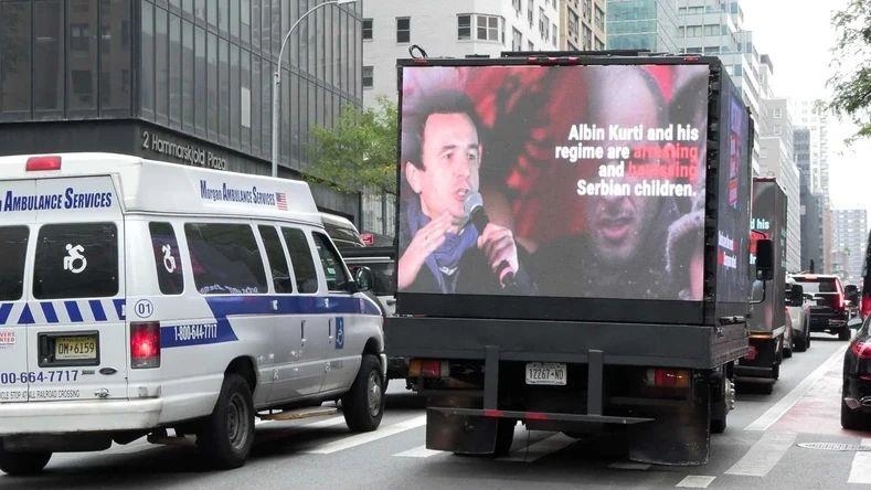 Diaspora serbe në New York me bilborde kundër Kurtit dhe Kosovës