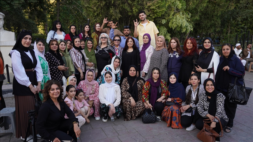 دایکی نابیستان نیو سەدەیە ئاماژەی پەنجەکان دەکاتە وشە