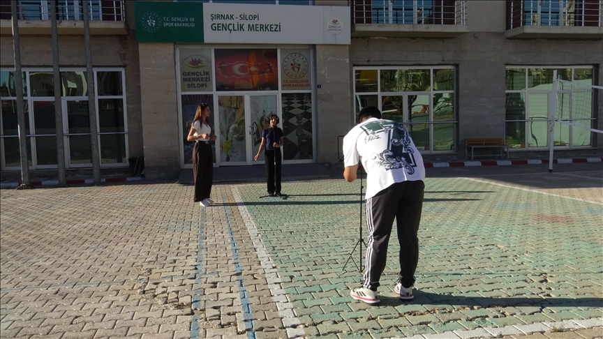 Li Silopiyê keç û xortan klîbeke ku tê da stranên Neşet Ertaş dibêjin, amade kir