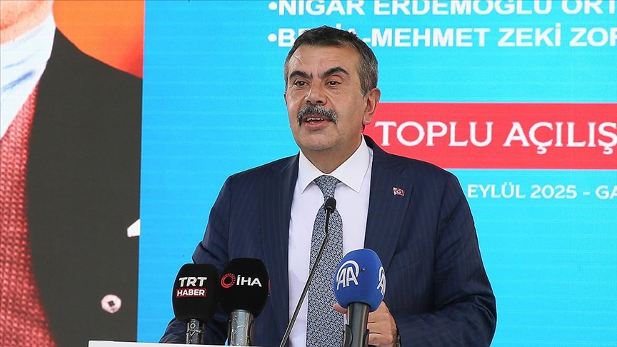 Bakan Tekin: Derslik başına öğrenci sayısı ilköğretim kurumlarında 23, ortaöğretim kurumlarında 20 oldu