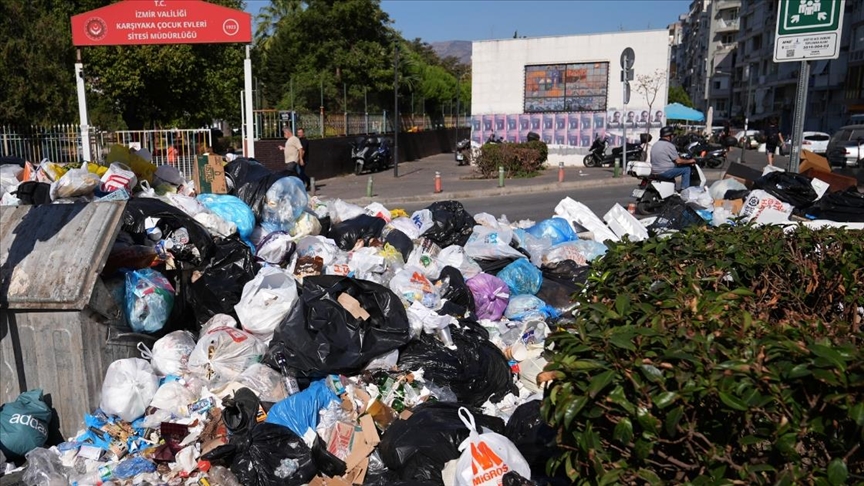 Karşıyaka'da işçiler 4'üncü gününde eylemlerini sürdürüyor