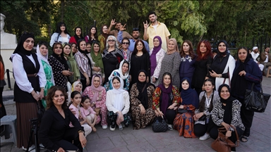 دایکی نابیستان نیو سەدەیە ئاماژەی پەنجەکان دەکاتە وشە