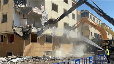 Fatih'te 11 binadan oluşan 33 yıllık sitenin yıkımına başlandı