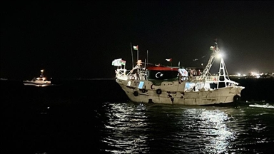 3 مسيرات تحلق فوق سفينة "عمر المختار" الليبية التابعة لأسطول الصمود