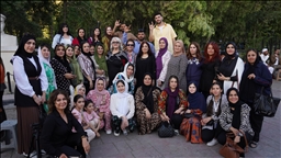 دایکی نابیستان نیو سەدەیە ئاماژەی پەنجەکان دەکاتە وشە