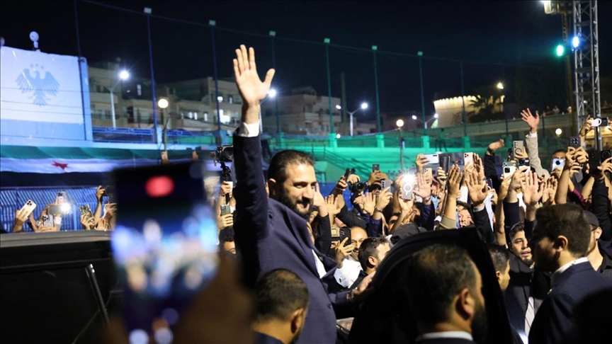 الرئيس السوري يفاجئ إدلب بوصوله إلى حملة تبرعاتها