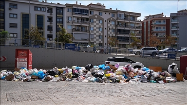 İzmir'in Karşıyaka ilçesinde vatandaşlardan biriken çöplere tepki