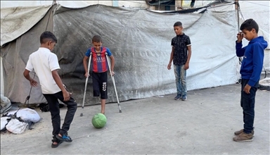 "راتب" وساقه المبتورة.. طفل فلسطيني يقاوم الإعاقة بأنبوب بلاستيكي