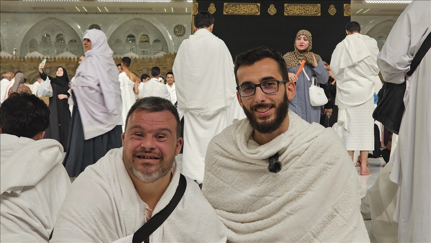 Adana'da görevli imam Down sendromlu Yavuz'un umre hayalini gerçeğe dönüştürdü