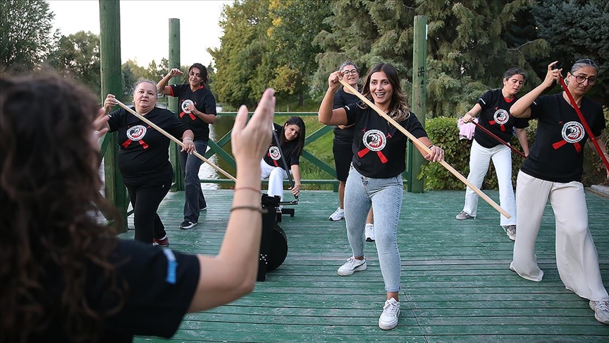 İşitme engelli kadınlardan oluşan "Sessiz Ejderhalar", engelleri aşmak için kürek çekiyor