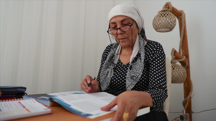 Hakkari'de 60 yaşında liseden mezun olan kadının hedefi üniversite