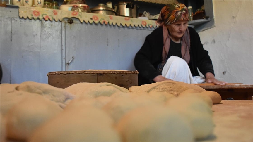 Gümüşhane'de kadınların kışlık yiyecek mesaisi başladı