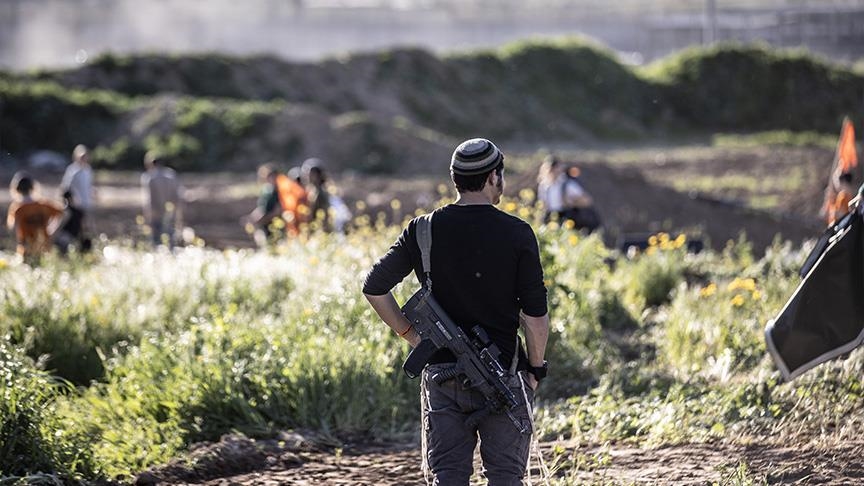 مستوطنون يهاجمون ويخربون قرى وأراض فلسطينية في الضفة الغربية