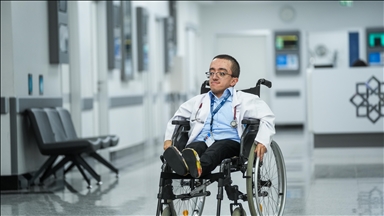 Cam kemik hastalığıyla büyüyen Hamza "doktorluk" hayalini gerçeğe dönüştürdü