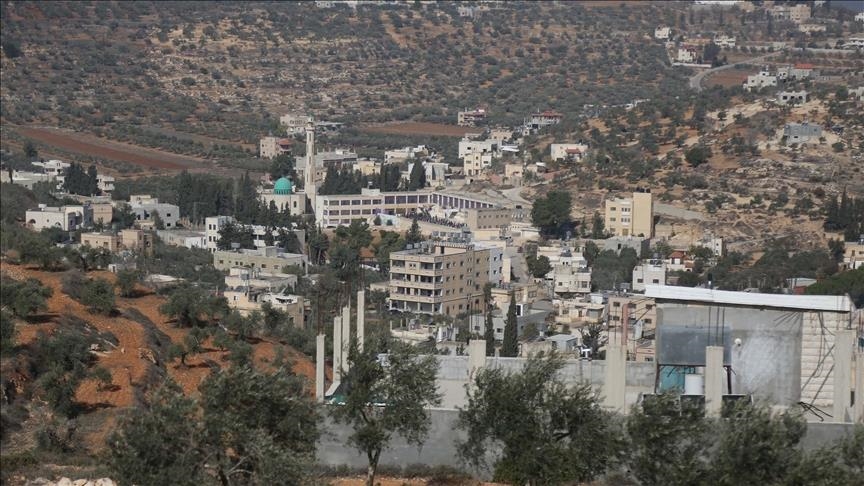 مستوطنون إسرائيليون يقيمون بؤرة استيطانية شمالي الضفة
