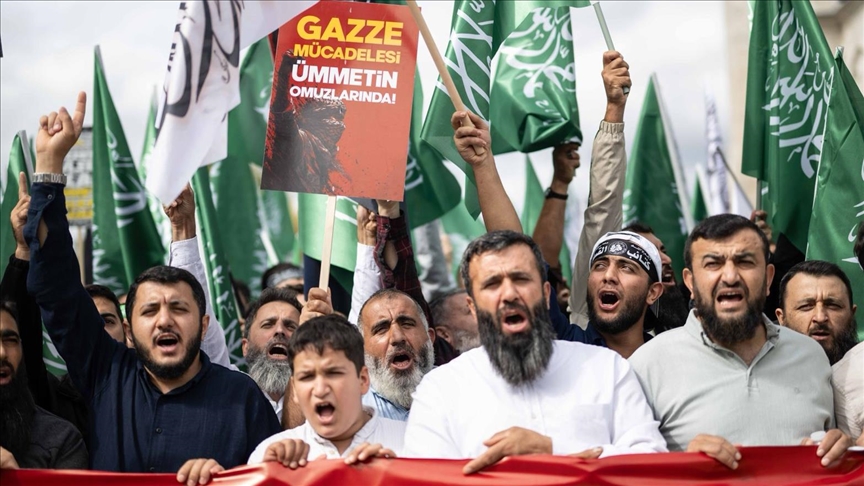 إسطنبول.. أطفال يرتدون الأكفان لتسليط الضوء على مجازر إسرائيل بغزة