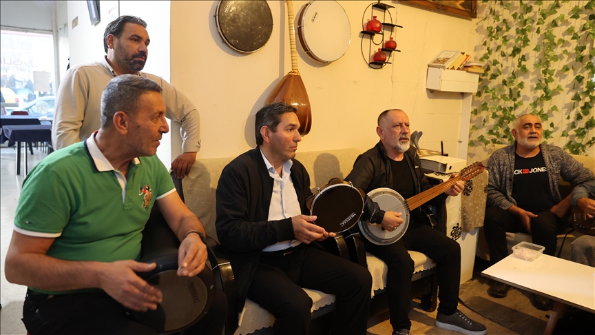 "Müzisyenler kahvesi"nden okey taşı sesi değil, nağmeler yükseliyor