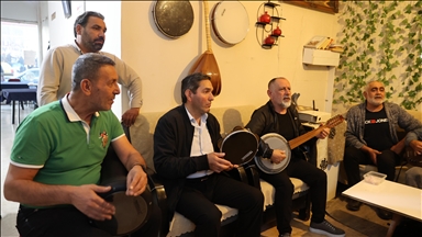 "Müzisyenler kahvesi"nden okey taşı sesi değil, nağmeler yükseliyor