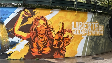 Paris, pikturohen murale që shprehin të drejtën për të protestuar