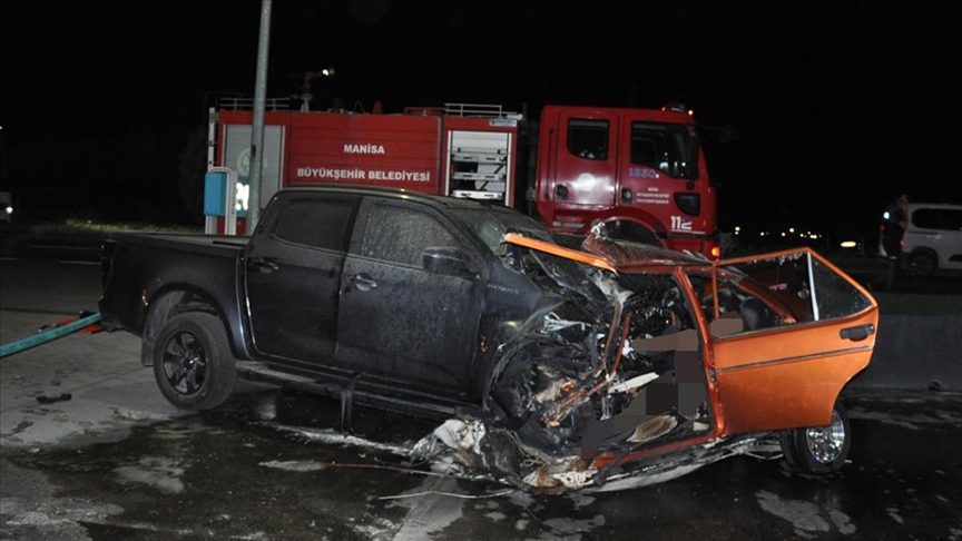 Manisa'da pikapla otomobilin çarpışması sonucu 5 kişi hayatını kaybetti, 6 kişi yaralandı