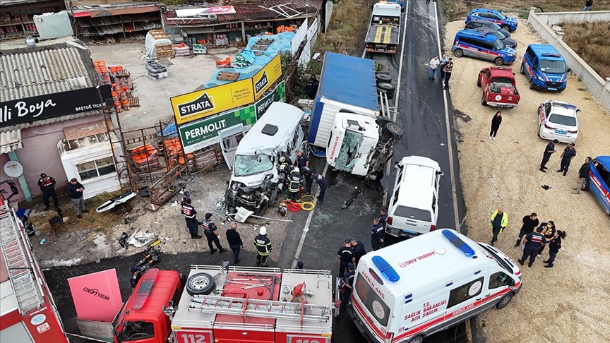 Tekirdağ'da işçi servisiyle kamyonun çarpıştığı kazada 3 kişi hayatını kaybetti, 7 kişi yaralandı