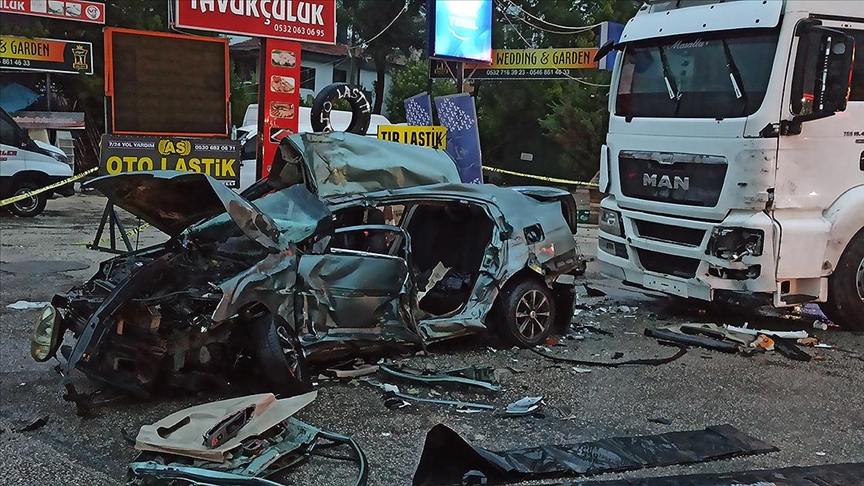 Ankara'da park halindeki tıra çarpan otomobildeki 3 kişi hayatını kaybetti, 2 kişi yaralandı